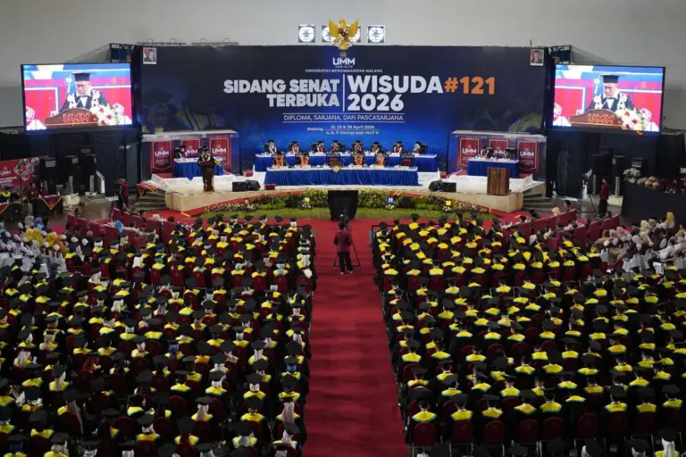 Dari Lapak Hasil Bumi ke Kursi Sekda: Cerita Akhmad Sugiharto Menginspirasi Wisudawan UMM