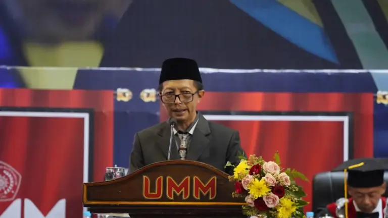 Dari Penjual Hasil Bumi Hingga Menjadi Sekda, Kisah Inspiratif Akhmad Sugiharto Warnai Wisuda ke-121 UMM