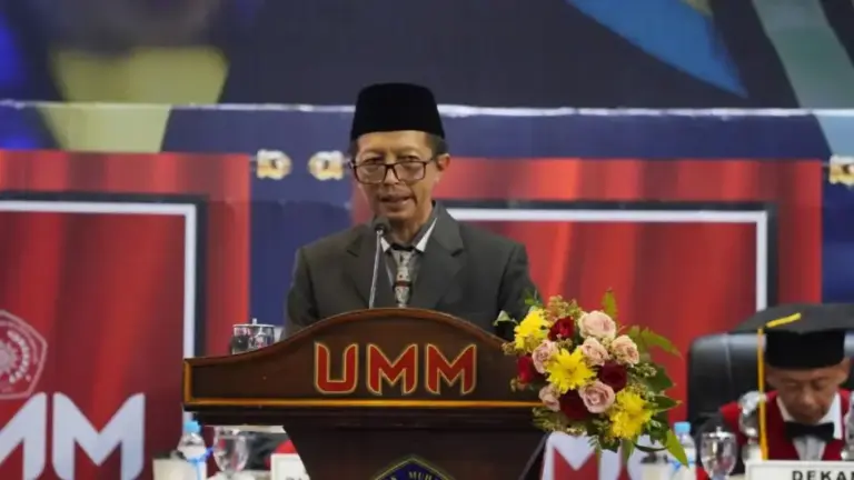Dari Penjual Hasil Bumi hingga Sekda, Kisah Akhmad Sugiharto Warnai Wisuda ke-121 UMM