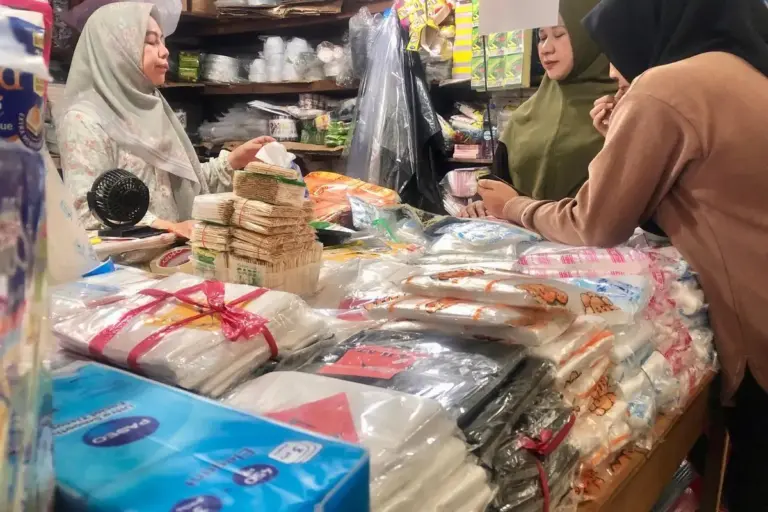 Harga Plastik Melonjak Akibat Konflik Timur Tengah, UMKM Tertekan