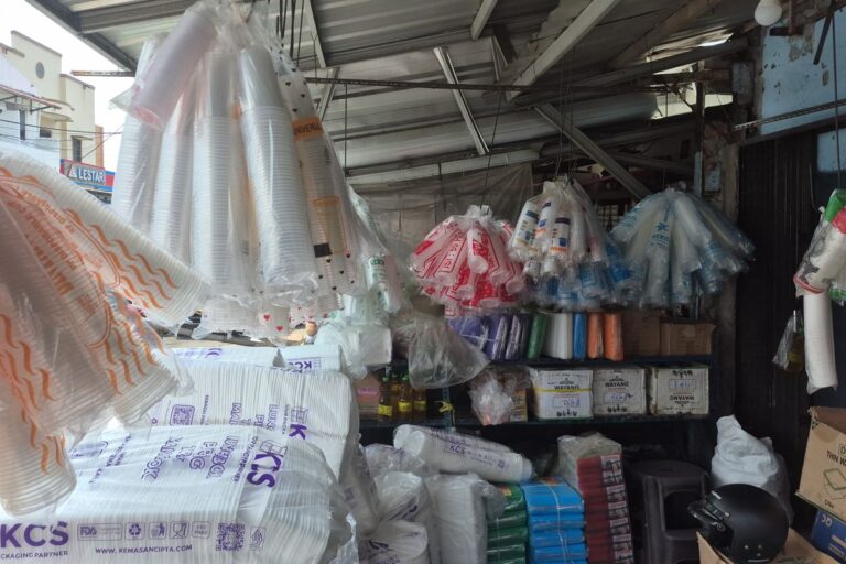Harga Plastik Naik Tajam, UMKM Kuliner Paling Terdampak