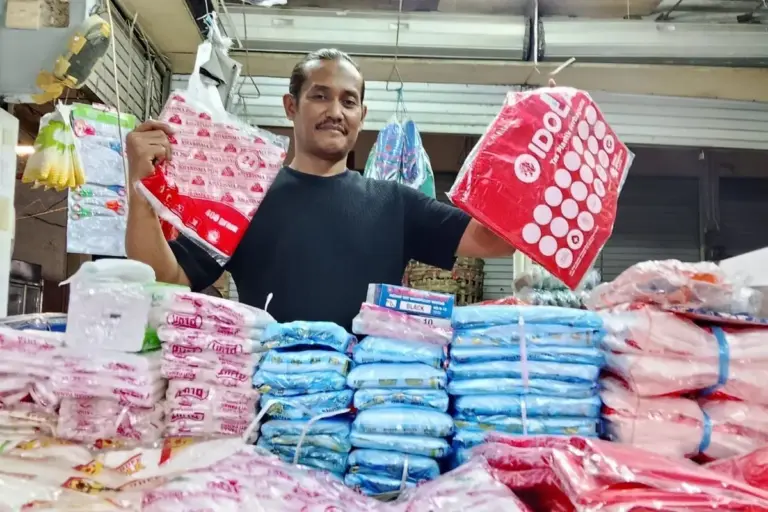 Kenaikan Harga Plastik Bebani UMKM: Pedagang Hadapi Dilema