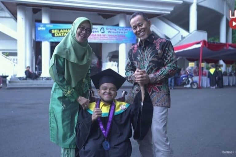 Sosok Ahmad, Penyandang Disabilitas yang Lulus UMM dengan Segudang Prestasi