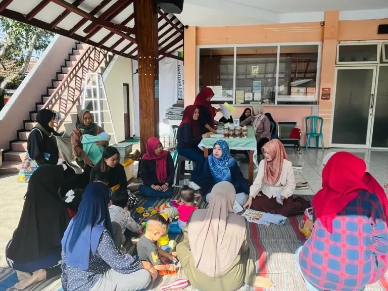 Lawan Stunting dengan Bahan Lokal, Tim Dosen UMM dampingi Ibu Balita di Karangploso  ————————————————– Sumber artikel dari Malang Inspirasi: https://malanginspirasi.com/malang-raya/peristiwa/25984/lawan-stunting-dengan-bahan-lokal-tim-dosen-umm-dampingi-ibu-balita-di-karangploso