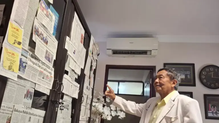 Direktur RS UMM Prof Djoni Djunaedi Setia Kliping Berita, Tiap Pagi Tiga Koran Tak Pernah Absen