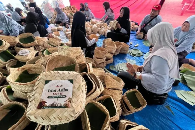 Konsisten Tinggalkan Plastik, UMM Malang Bagikan Daging Kurban Menggunakan Besek