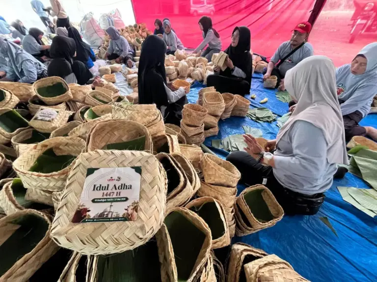 Tradisi Kurban Unik di Malang, Daging Dibagikan dalam Besek Beralas Daun Segar