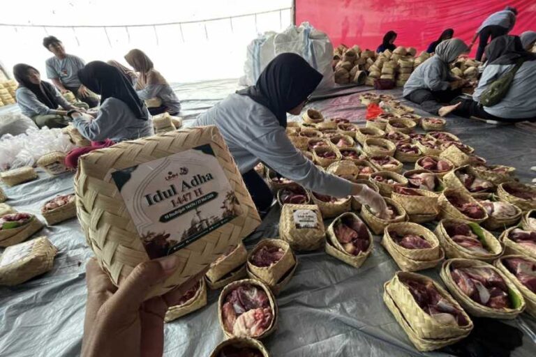 UMM Konsisten Terapkan Kurban Go Green, Salurkan 2.500 Paket Daging dengan Besek Bambu