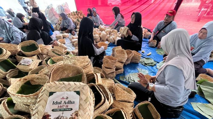 UMM Tinggalkan Kresek, 2.500 Paket Kurban Dibagikan Pakai Besek Bambu