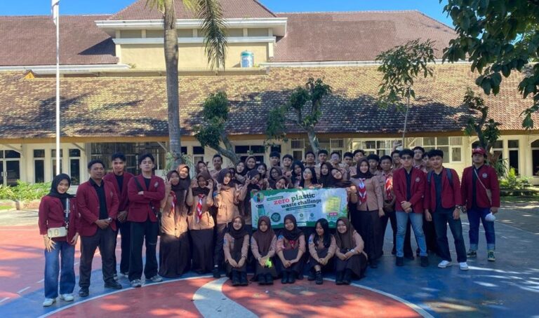 Edukasi “Zero Waste Challenge”, Mahasiswa HI UMM Ajak Pelajar SMAN 10 Malang Kurangi Sampah Plastik