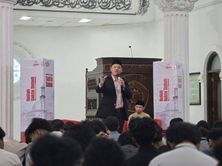 Kuliah Sabtu Subuh, Guru Besar UMM Ajak Mahasiswa Recharge Energi Spiritual di Tengah Kesibukan