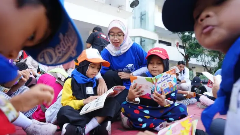 Libur Sekolah Seru, PGSD UMM Ajak Ratusan Anak Belajar Kelola Sampah dan Main Tradisional