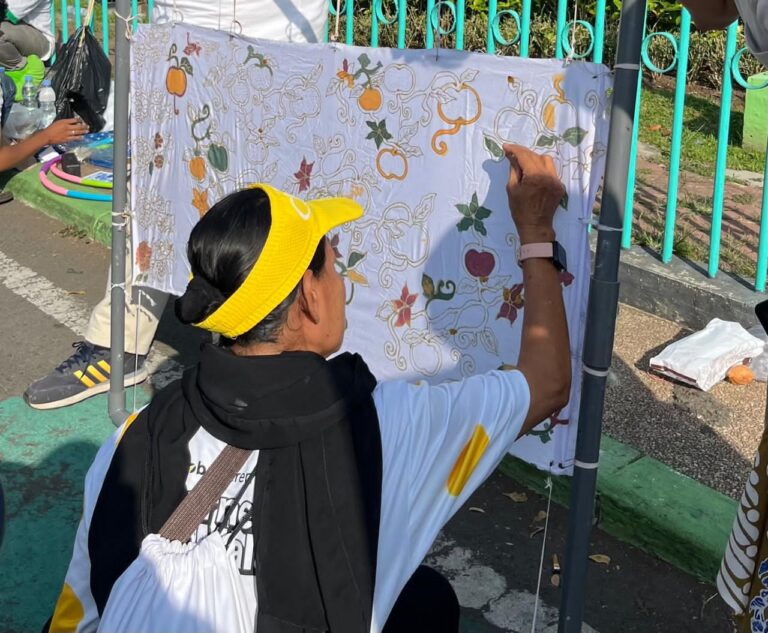 Mahasiswa UMM Kenalkan Batik SWARA Lintang, Pengunjung CFD Mewarnai Motif Batik