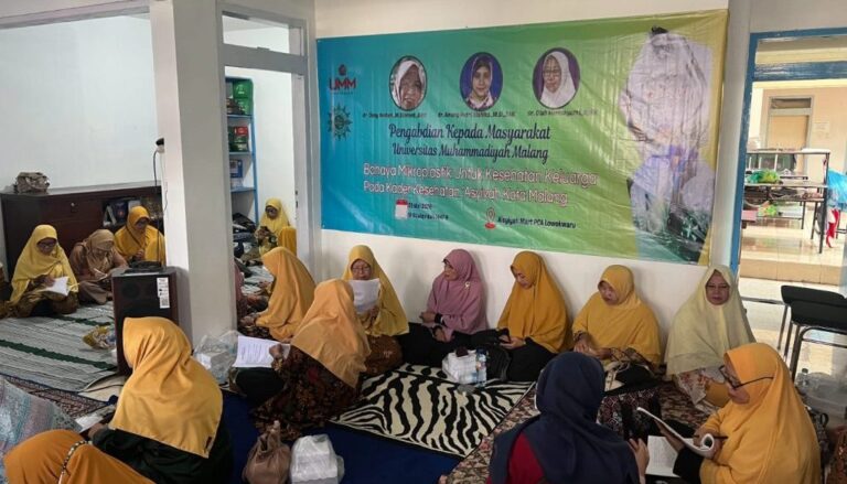 Tim Dosen Fakultas Kedokteran UMM Penyuluhan Kesehatan-Pelatihan Bahaya Mikroplastik untuk Kesehatan Pada Warga PC Aisyiyah Lowokwaru