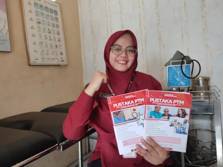 Dokter Puskesmas Poncokusumo Pencipta Buku Pustaka PTM; Raih ASN Berprestasi, Dinas Kesehatan Beri Apresiasi