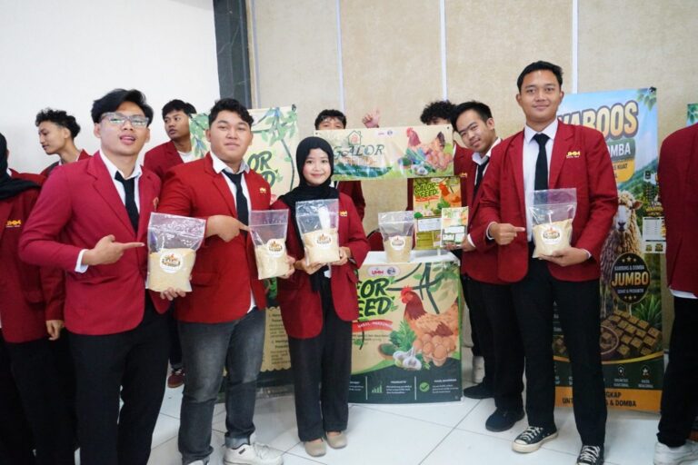Mahasiswa UMM Ubah Bawang dan Daun Kelor Jadi Pakan Ayam Petelur