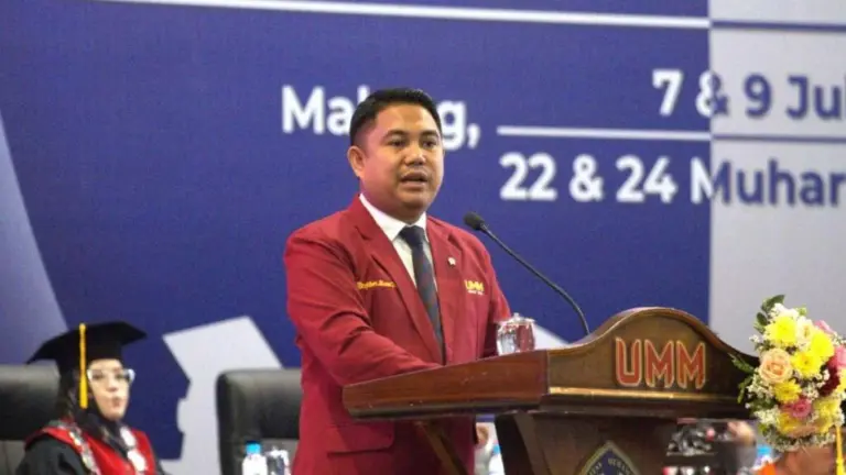 Wamen P2MI Tekankan Adaptasi Global dan Skill Bahasa pada Wisuda ke-122 UMM
